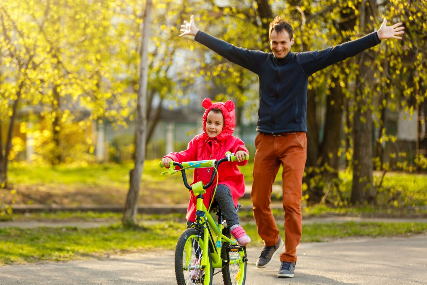 Her daughter bike перевод. Английский язык 3 класс что такое visit his cousin. Учит кататься на велосипеде. Her daughter s bike. Мама и дочка подросток на велосипеде картинки.