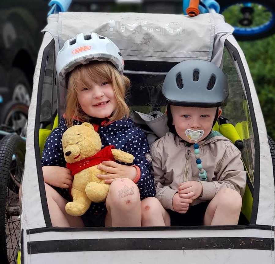 A quel âge transporter un enfant dans une remorque vélo ?
